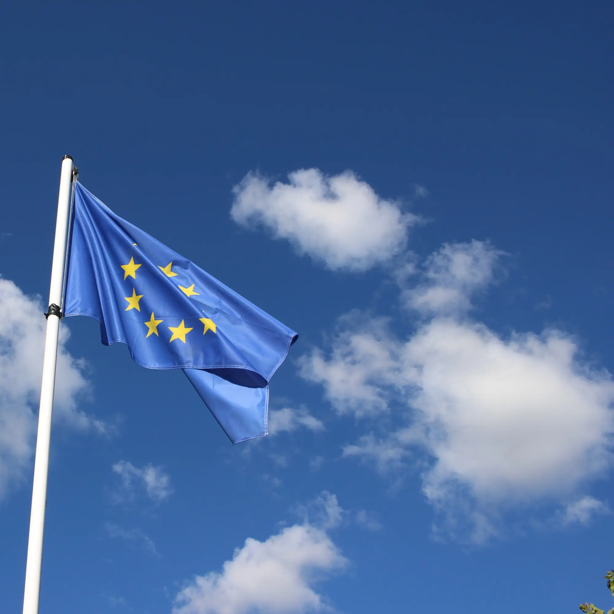 EU-flaget vajer mod en blå himmel