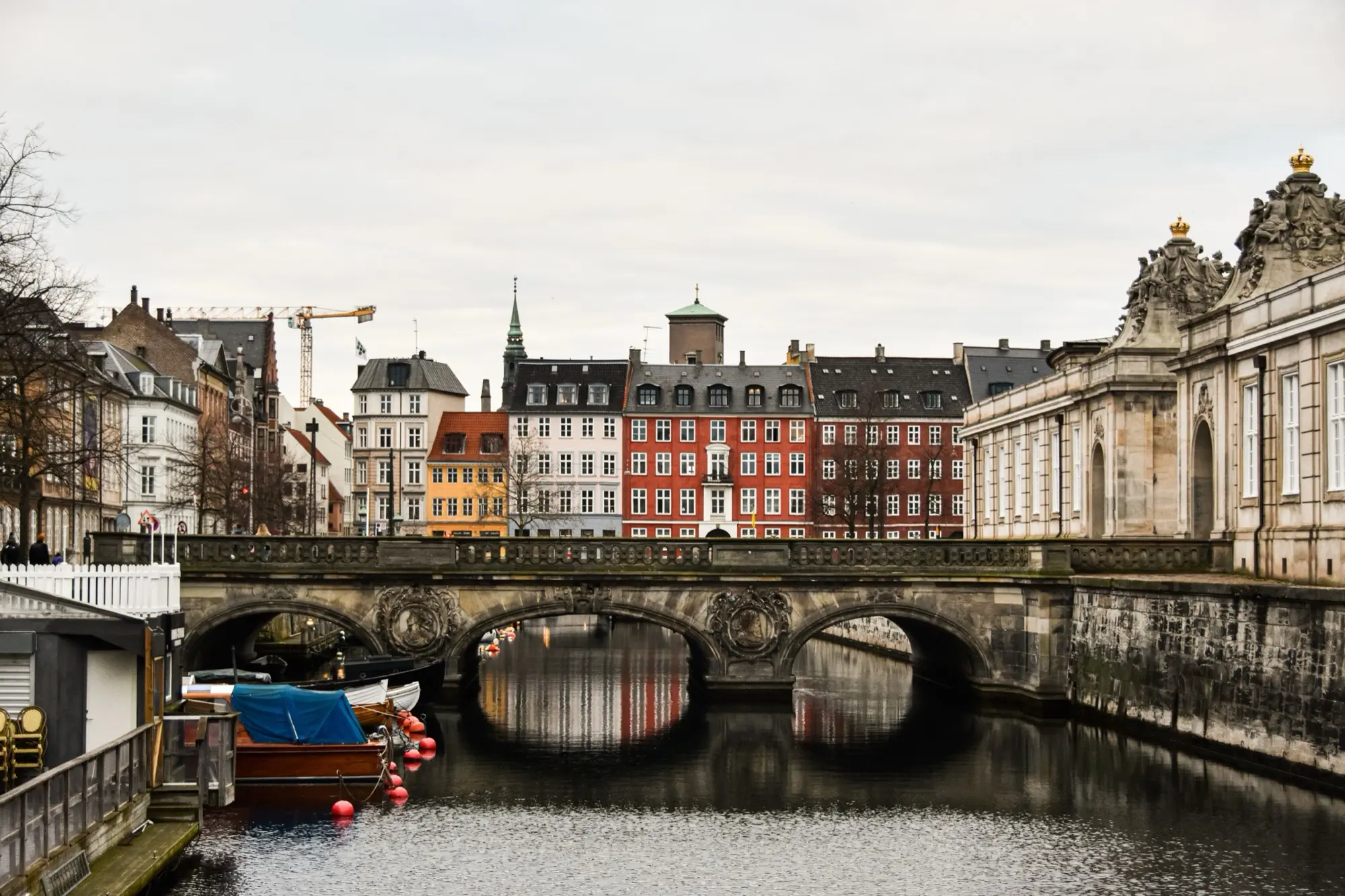 Kanal og historisk bro i det centrale København