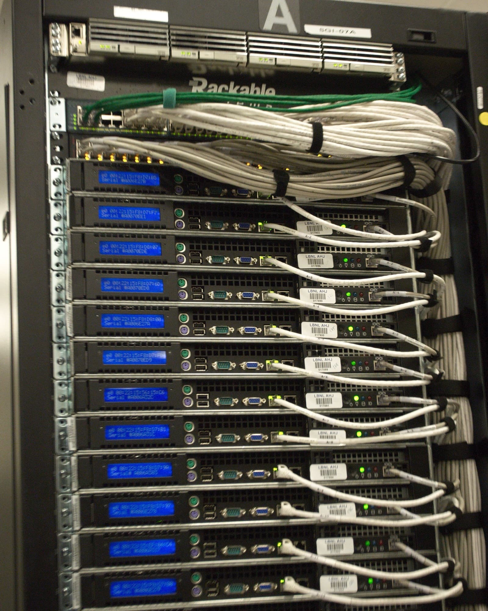 Serverrack med netværkskabler i et datacenter