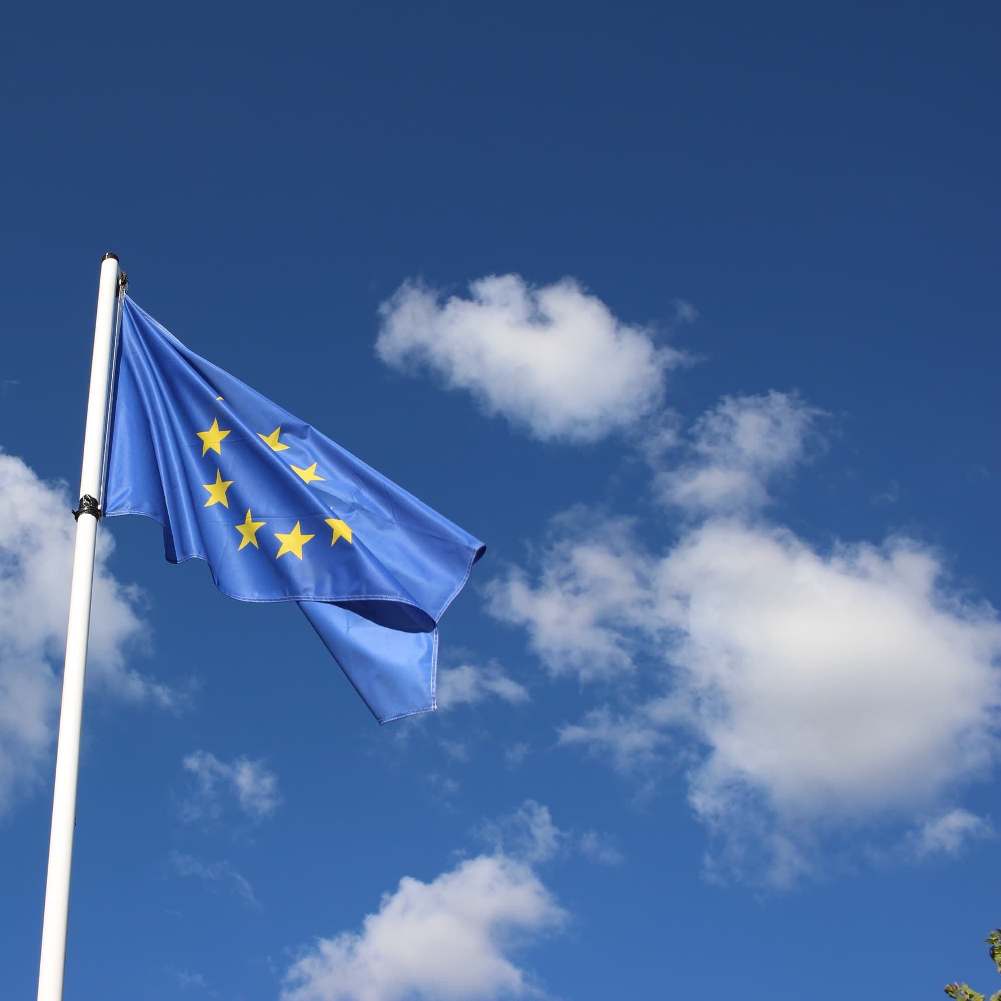 EU-flaget vajer mod en blå himmel