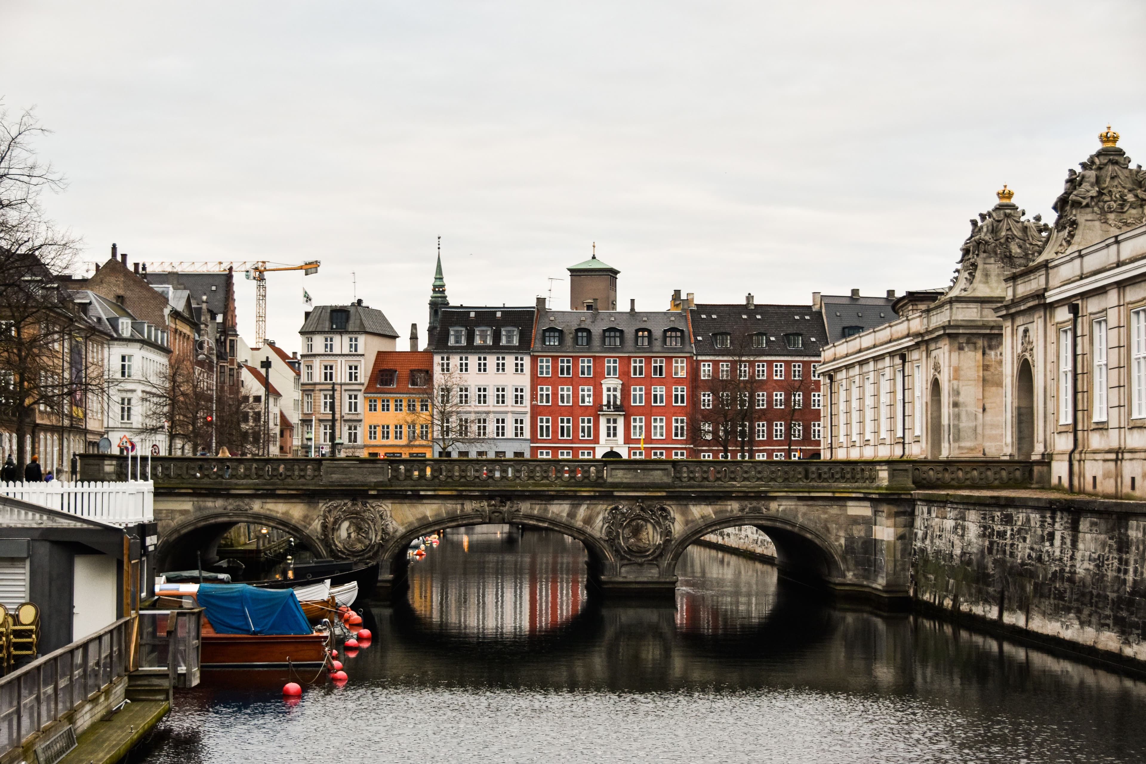Kanal og historisk bro i det centrale København
